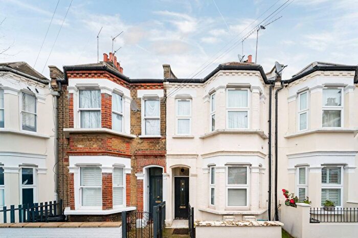 1 Bedroom Flat For Sale In Mossbury Road, Clapham Junction, London, SW11