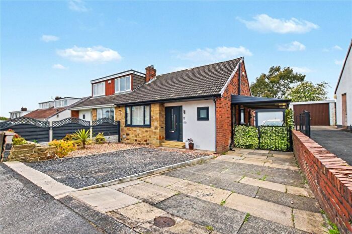 2 Bedroom Bungalow For Sale In Redhill Avenue, Tingley, Wakefield, West Yorkshire, WF3