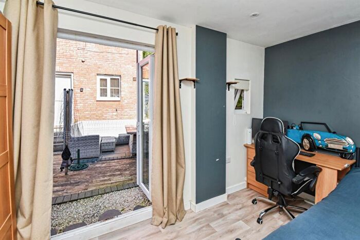 5 Bedroom End Of Terrace House For Sale In Middlefield Road, Chippenham, SN14