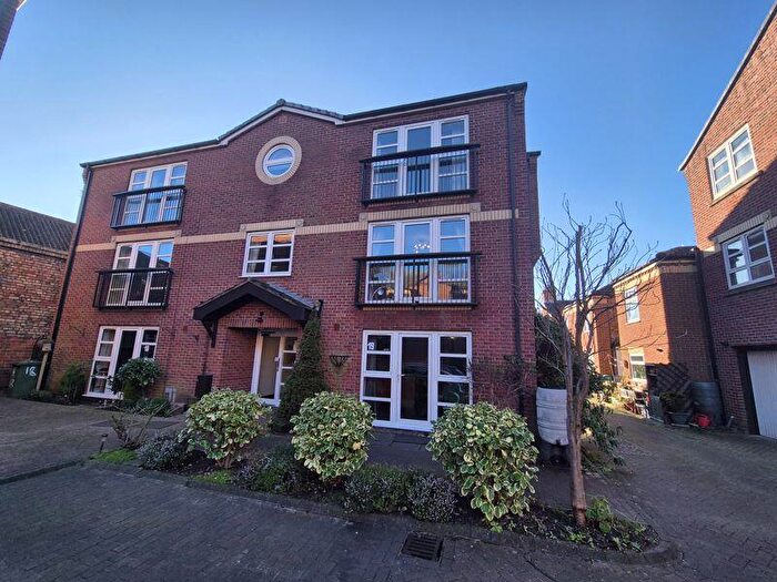 2 Bedroom Flat To Rent In Wellowgate Mews, Grimsby, DN32