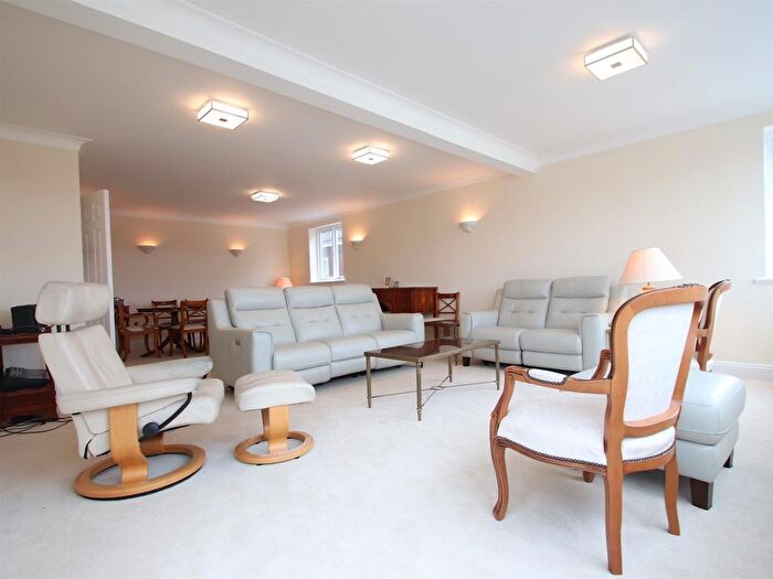 2 Bedroom Flat To Rent In Hendon Lane, London, N3