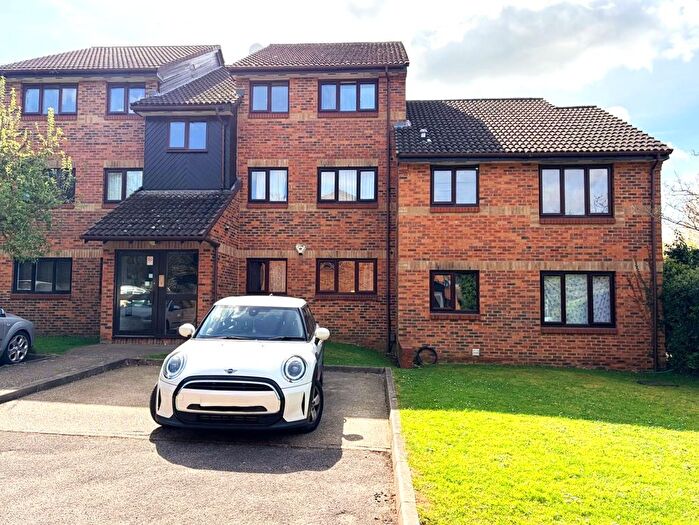 2 Bedroom Flat To Rent In Tudor Close, Hatfield, AL10
