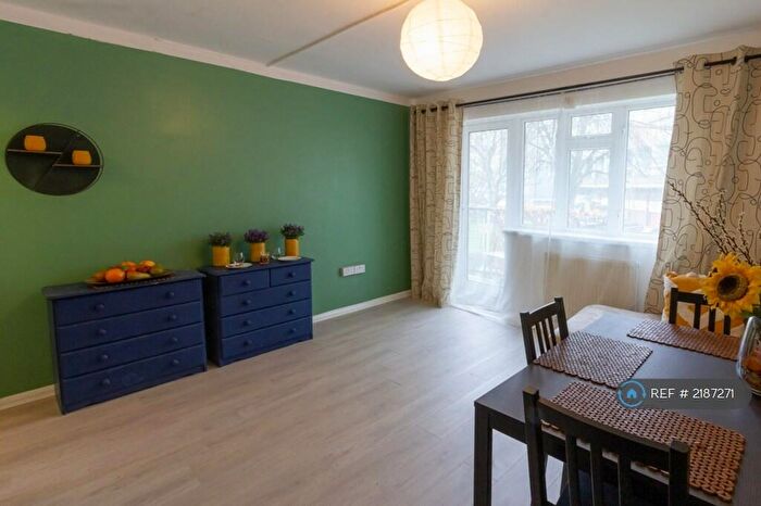 2 Bedroom Flat To Rent In East Street, London, SE17