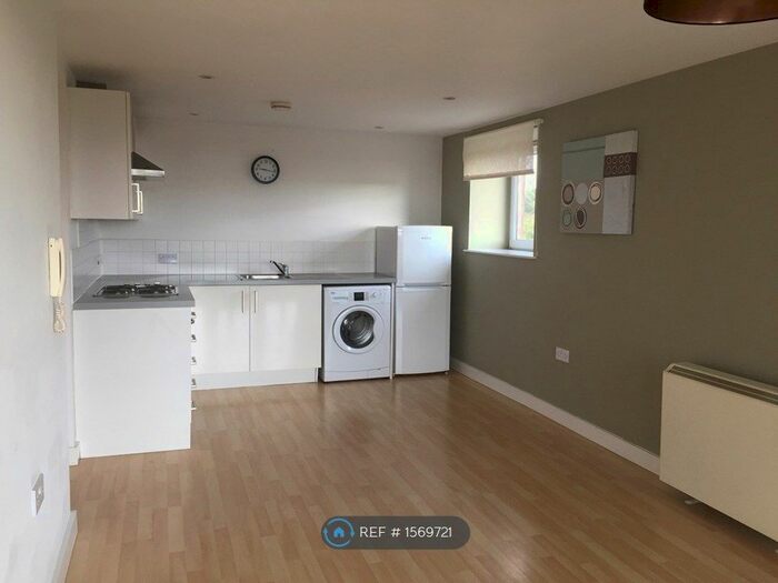 2 Bedroom Flat To Rent In Lakeside Rise, Manchester, M9