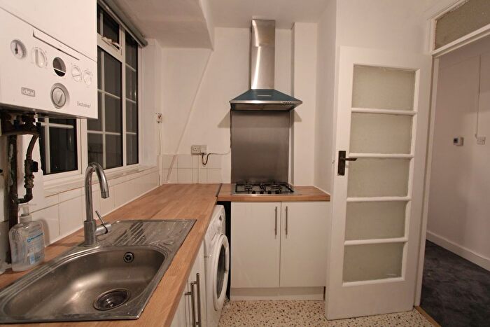 3 Bedroom Flat To Rent In Leigham Avenue, London, SW16