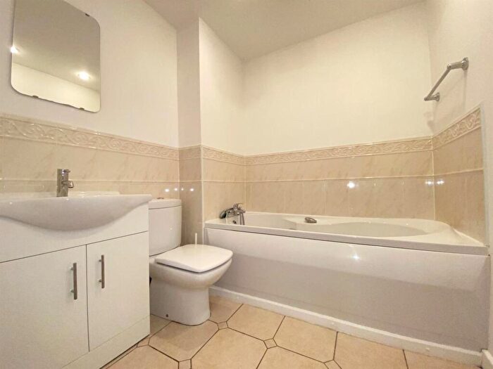 2 Bedroom Apartment To Rent In Wycliffe Court, Chester, CH2