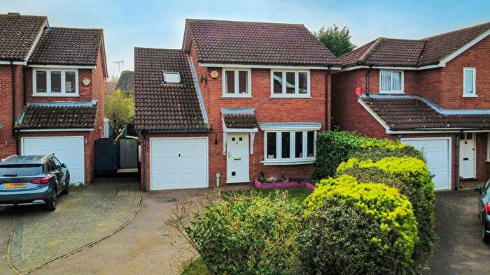4 Bedroom Detached House For Sale In Beverley Gardens, Welwyn Garden City, AL7