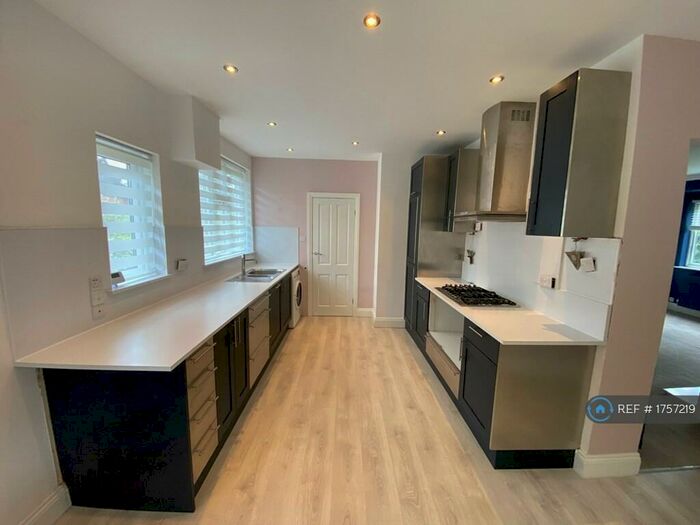 2 Bedroom Flat To Rent In Glenwood Close, Leicester, LE2