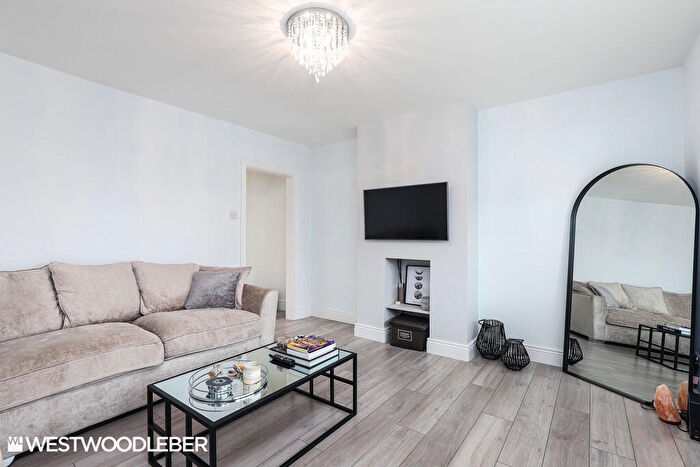 2 Bedroom End Of Terrace House To Rent In Admirals Walk, Hoddesdon, EN11