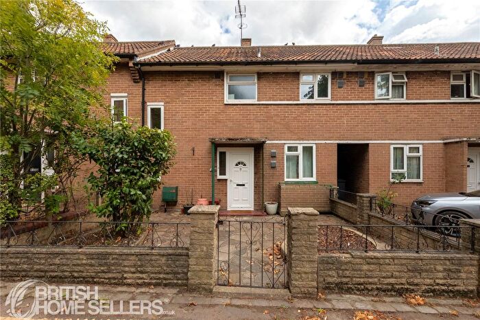 3 Bedroom Terraced House For Sale In Chiswell Square, London, SE3