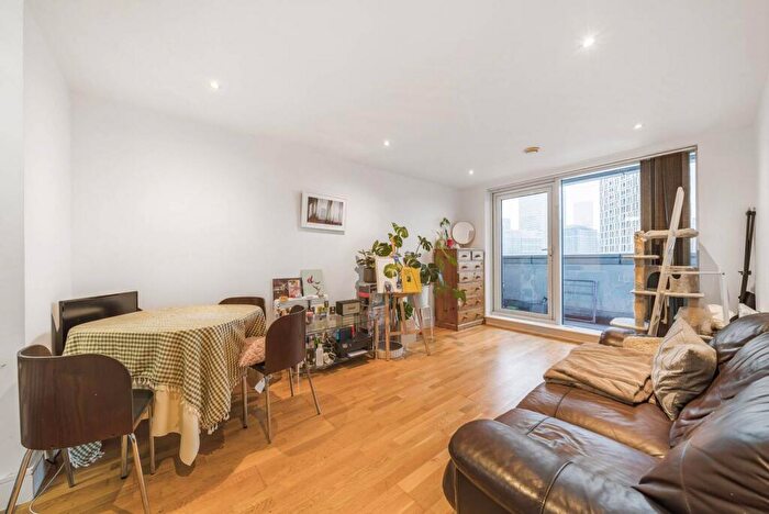 2 Bedroom Flat To Rent In Wharfside Point, Docklands, London, E14