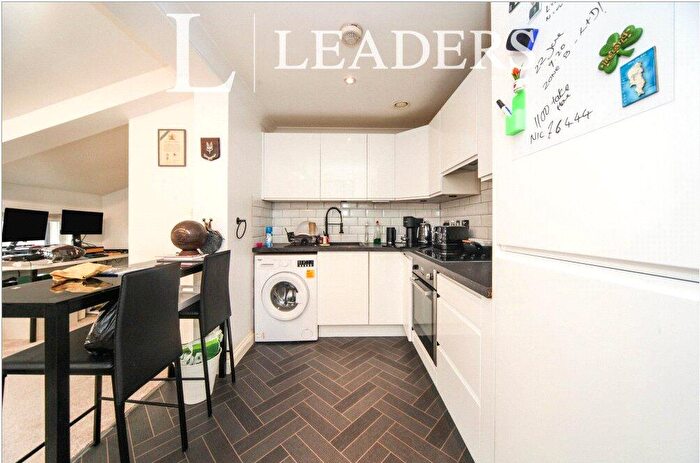 2 Bedroom Flat To Rent In High Street North, Dunstable, Bedfordshire, LU6