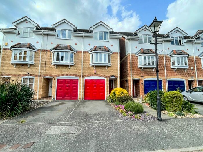 3 Bedroom Town House To Rent In Harcourt, Wraysbury, Staines, TW19