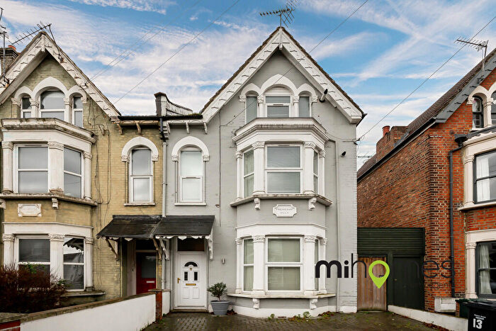 1 Bedroom Apartment For Sale In Beaconsfield Road, London, N11