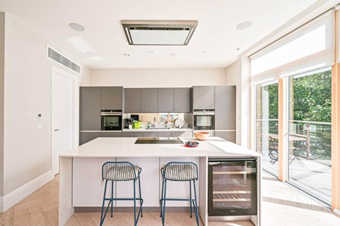 2 Bedroom Flat To Rent In Finchley Road, Temple Fortune, London, NW11