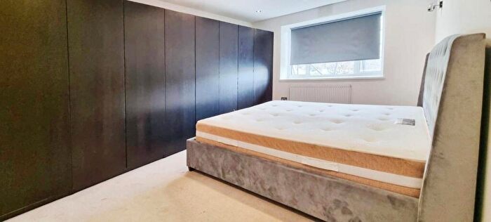 3 Bedroom Flat To Rent In Mulberry Close, Hendon, London, NW4