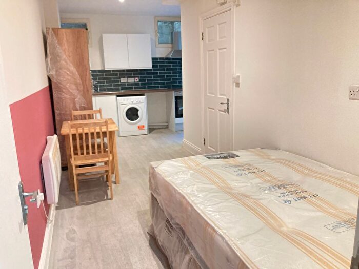 Studio To Rent In Very Near Warwick Road Area, Earls Court, SW5