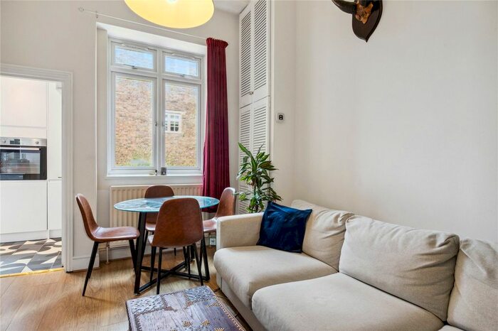 2 Bedroom Flat To Rent In Oxford Gardens, London, W10