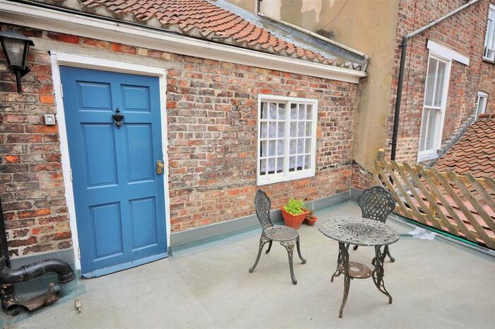 2 Bedroom Flat To Rent In Goodramgate, York, YO1
