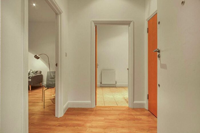 Studio For Sale In Park Road, London, N14