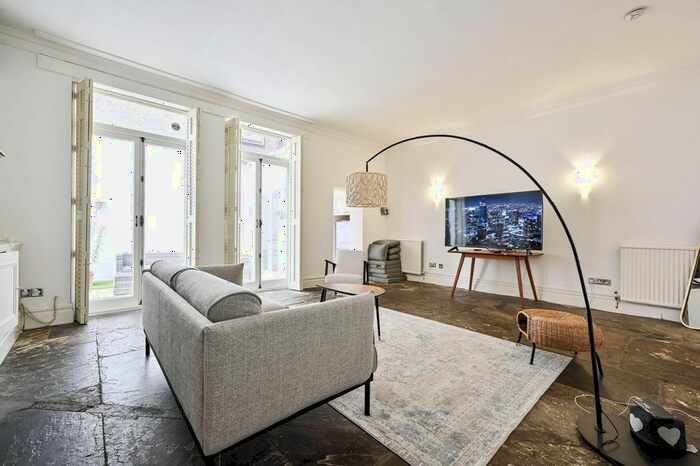 2 Bedroom Flat To Rent In Redcliffe Square, Chelsea, London, SW10