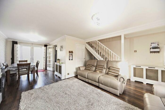 3 Bedroom House To Rent In Birdhurst Avenue, South Croydon, CR2