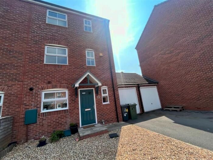 3 Bedroom Town House To Rent In Pitchwood Close, Darlaston, Wednesbury, WS10