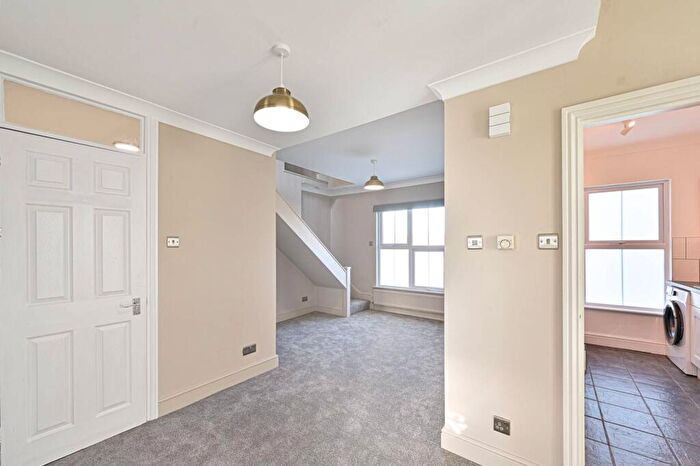 2 Bedroom Flat To Rent In Station Road, Finchley, London, N3