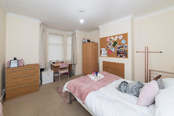 6 Bedroom Semi Detached House To Rent In Markenfield Road, Guildford, GU1