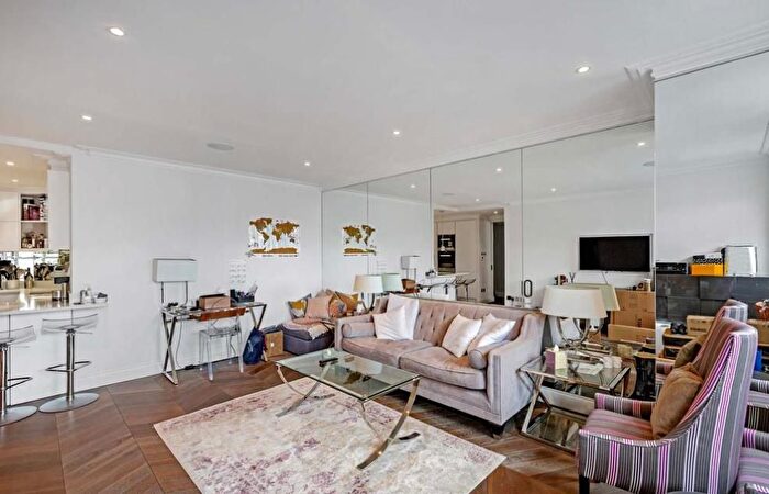 2 Bedroom Flat To Rent In Hallam Street, Marylebone, London, W1W