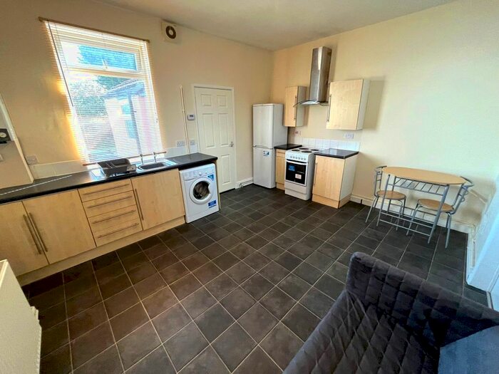 1 Bedroom Flat To Rent In Lynncroft, Eastwood, Nottingham, NG16