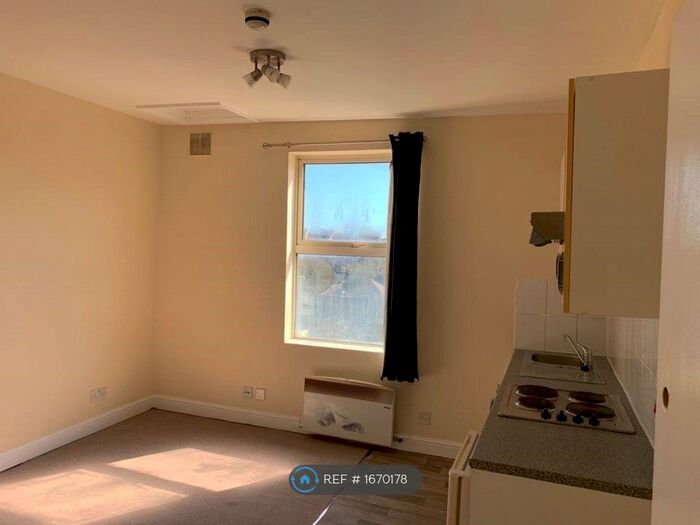 Studio To Rent In High Road, London, N22