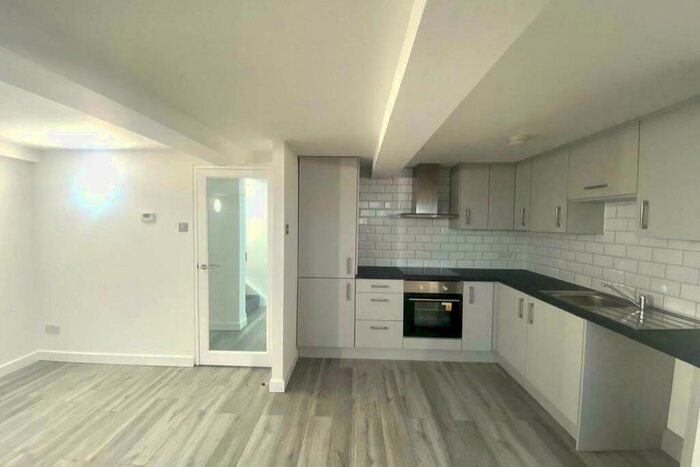 2 Bedroom Flat To Rent In Whingate, Leeds, West Yorkshire, LS12