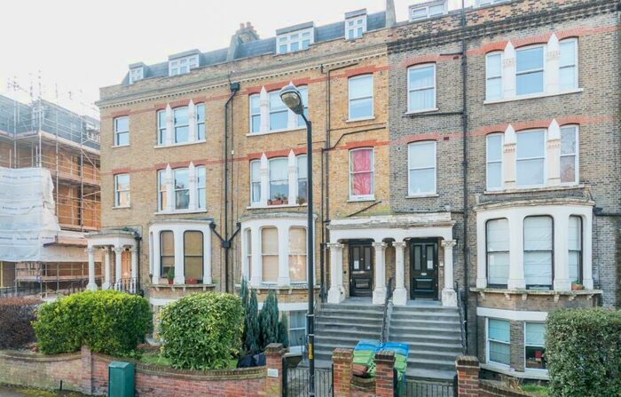 Flat To Rent In The Gardens London, SE22