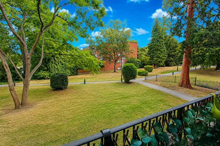 1 Bedroom Apartment For Sale In Westmoreland Drive, South Sutton, SM2