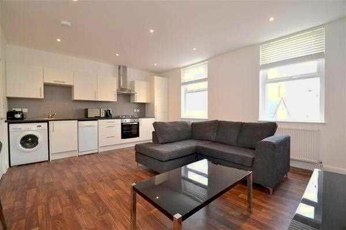3 Bedroom Flat To Rent In Russell Road, London, SW19