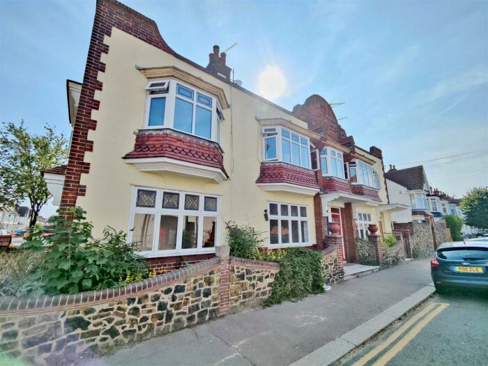 3 Bedroom Flat To Rent In Pall Mall, Leigh-On-Sea, SS9