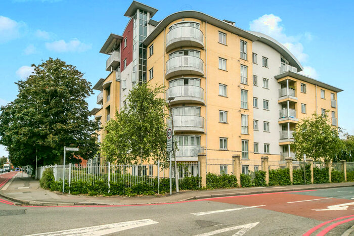 3 Bedroom Apartment To Rent In The Pinnacle, Reading, RG1