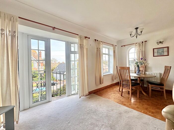 2 Bedroom Flat For Sale In Garden Close, Bexhill-On-Sea, TN40