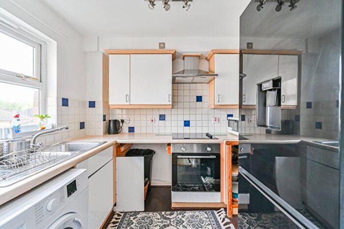 2 Bedroom Flat To Rent In Commercial Way, Peckham, London, SE15