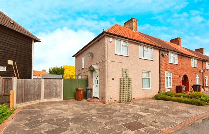 3 Bedroom End Of Terrace House To Rent In Becontree Avenue, Dagenham, RM8