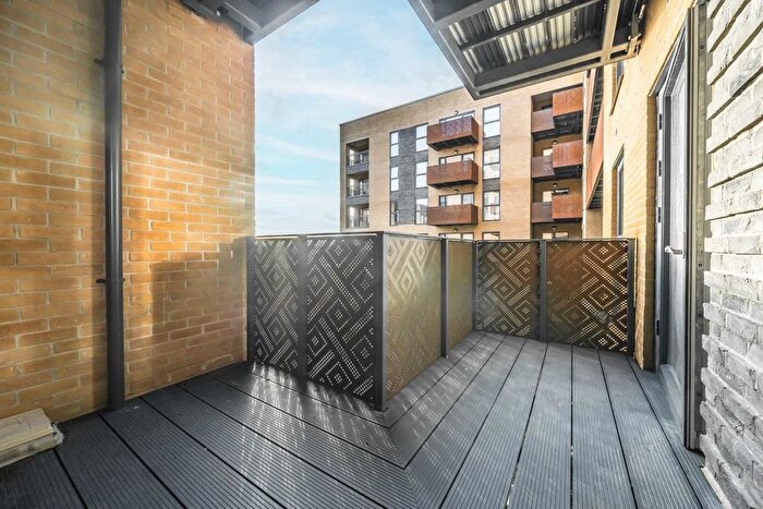 2 Bedroom Flat To Rent In East Acton Lane, London, W3