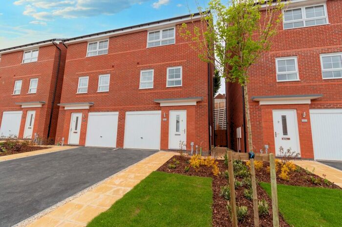 3 Bedroom Semi-Detached House To Rent In Hillcrest Road, Nuneaton, Warwickshire, CV10