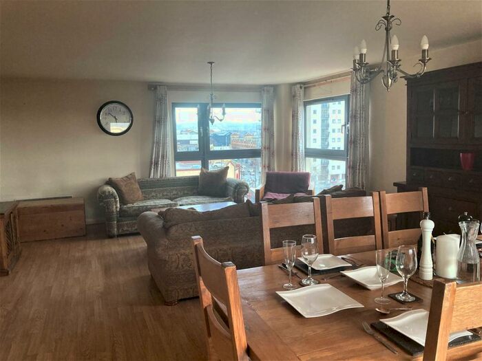 3 Bedroom Flat To Rent In Landmark Place, Cardiff, CF10