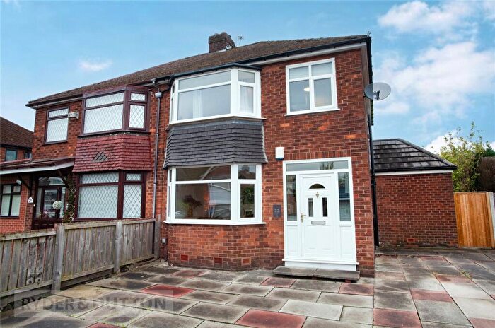 3 Bedroom Semi-Detached House For Sale In Broomfield Crescent, Middleton, Manchester, M24