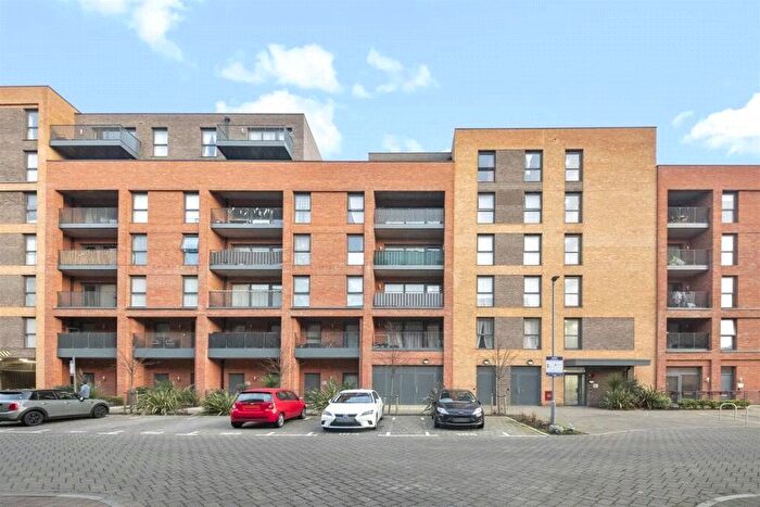 2 Bedroom Flat For Sale In Chailey Place, Hayes, Greater London, UB3