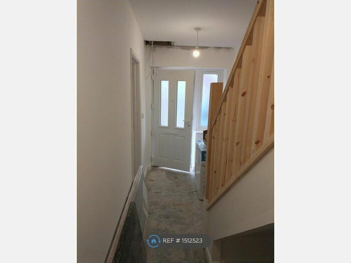 4 Bedroom Semi-Detached House To Rent In Willow Walk, Sutton, SM3