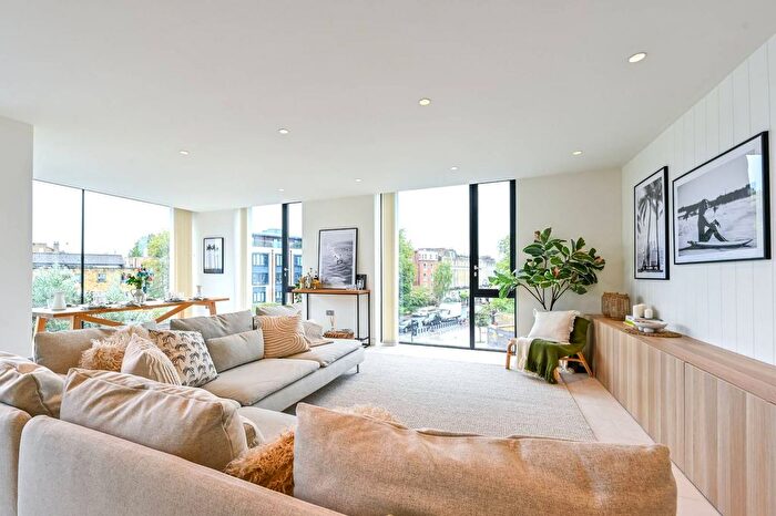 3 Bedroom Flat To Rent In Oval Road, Camden, London, NW1