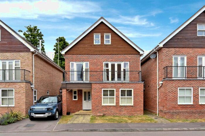 5 Bedroom Link Detached House For Sale In Pendenza, Cobham, Surrey, KT11
