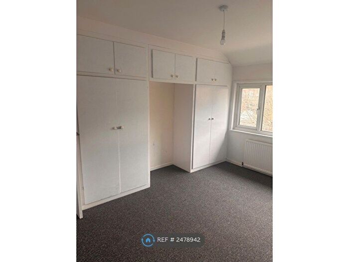 3 Bedroom Semi-Detached House To Rent In Shay Lane, Halifax, HX3
